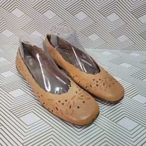 New! Coldwater Creek Tan Leather Ballet Cut Out Weave Loafers Flats Size 10.